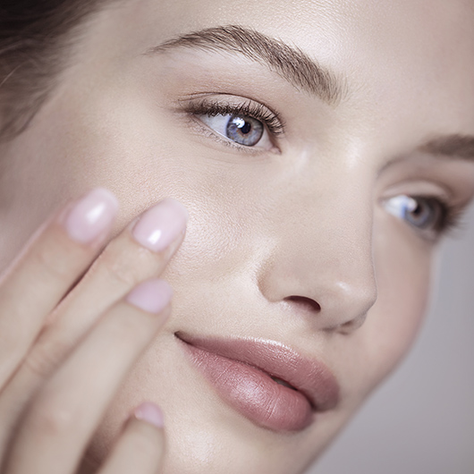 ما هي الطريقة الأمثل لتنظيف بشرتك جيدًا وبالكامل؟